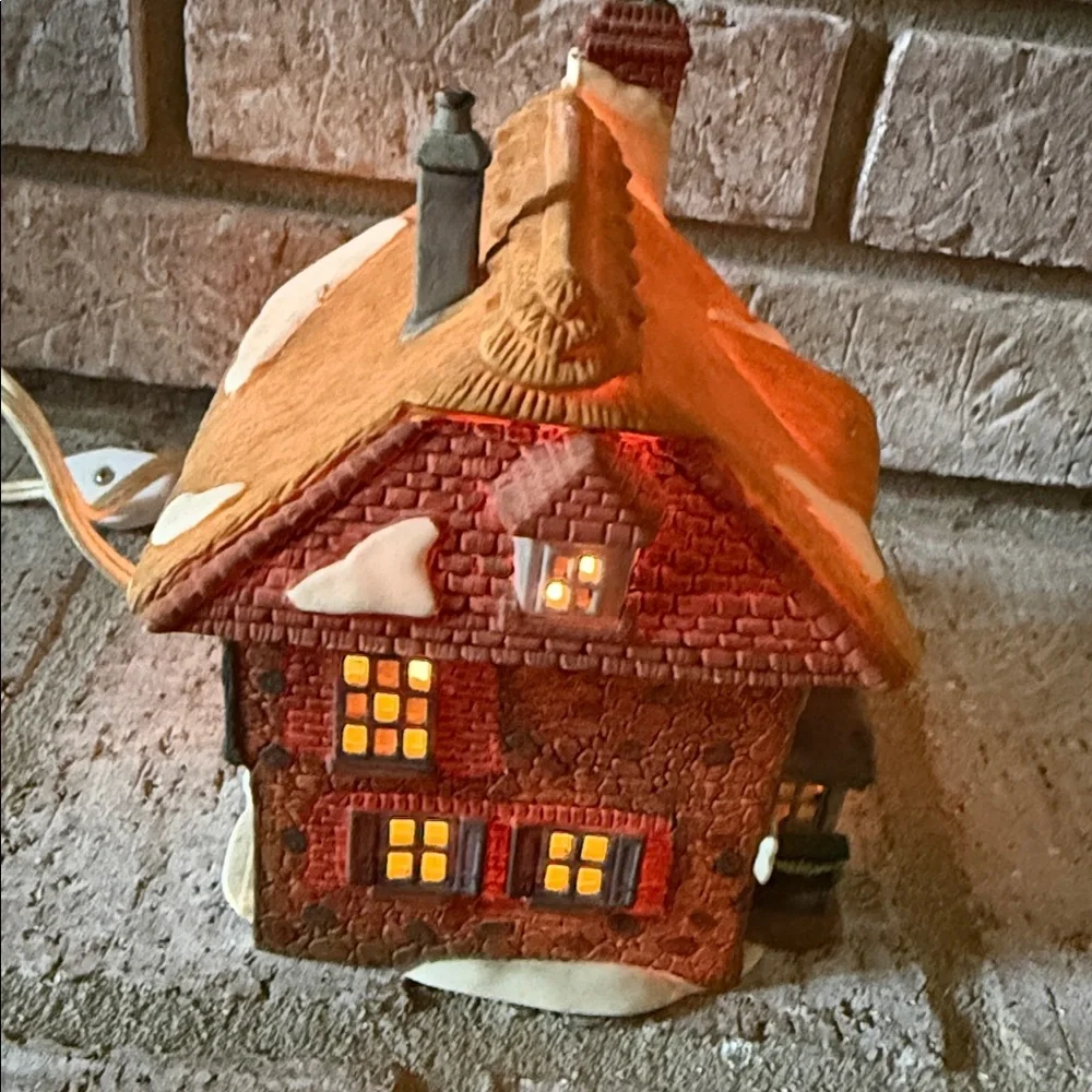 Department 56 David Copperfield, Betsy Trotwoods Cottage w/Lights